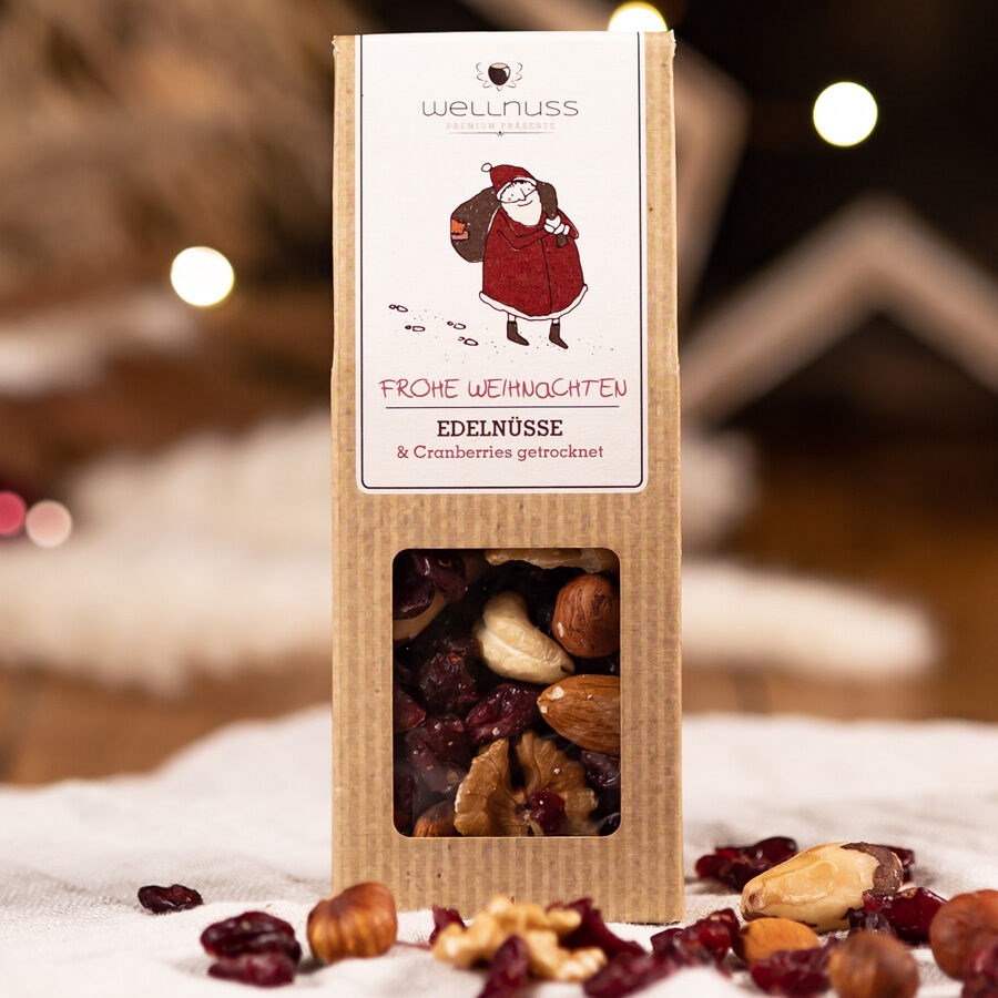 Cranberries und Edelnüssen im Weihnachtsdesign