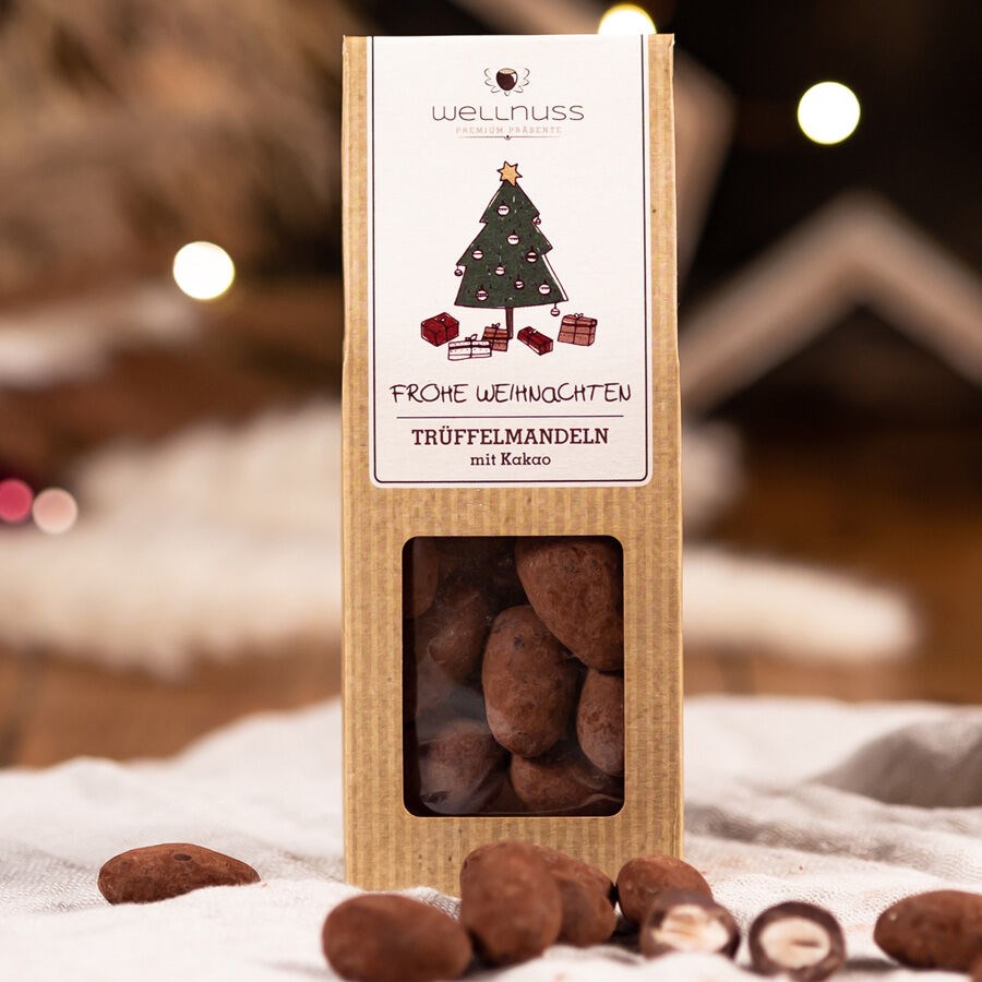 Trüffelmandeln mit Kakao im Weihnachtsdesign