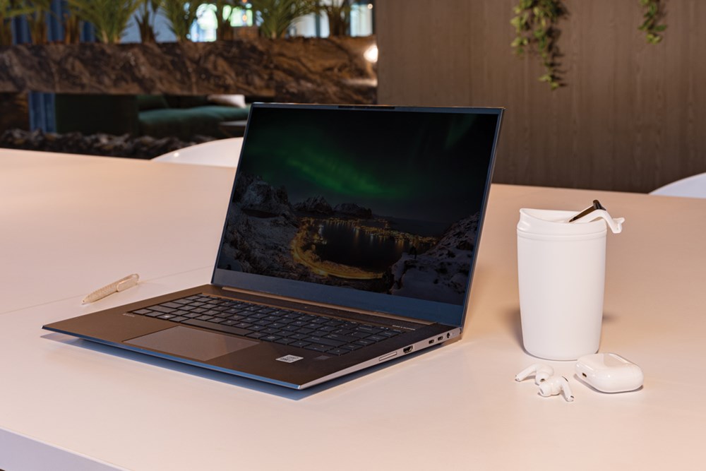 GRS recycelter PP-Becher mit Flip-Deckel