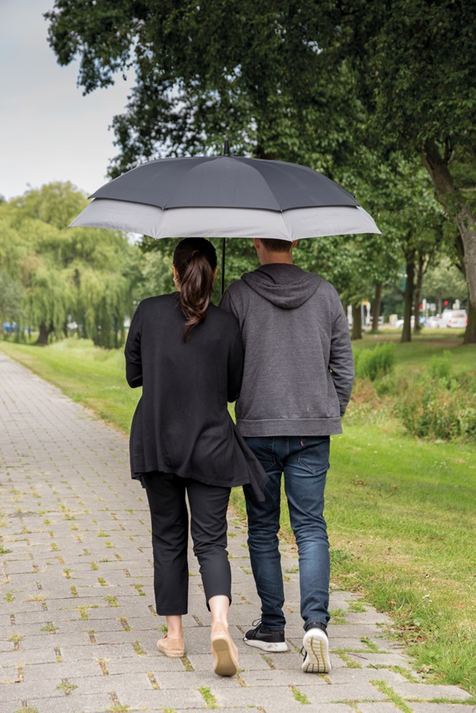 Swiss Peak 23'' zu 27'' erweiterbarer Regenschirm