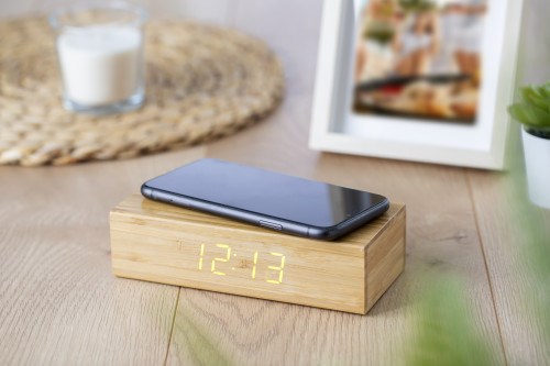Wireless Ladepad aus Bambus mit Uhr Rosie