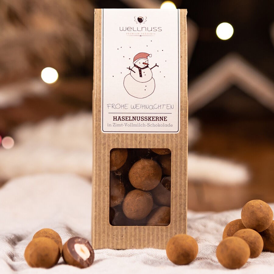 Haselnusskerne in Zimt-Vollmilchschokolade im Weihnachtsdesign